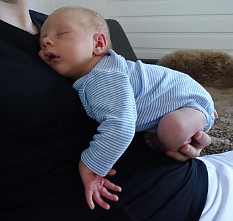 Sondre er glad i nærhet. Han sover best med tett kroppskontakt. Sondre er glad i nærhet. Han sover best med tett kroppskontakt.