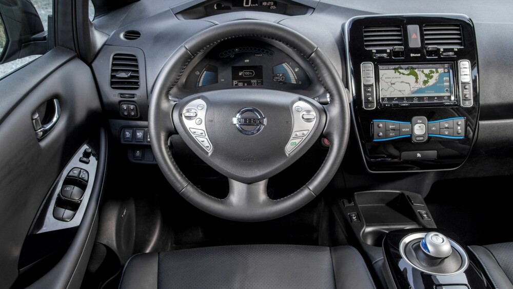 MER UTSTYR: Alle Acenta og Tekna 2016-modeller av Nissan Leaf er utstyrt med den nyeste versjonen av NissanConnect-systemet. Det nye systemet har en kapasitiv 7-tommers berøringsskjerm der du kan zoome inn og ut av kart og sveipe mellom menyene på skjermen. FOTO: Nissan MER UTSTYR: Alle Acenta og Tekna 2016-modeller av Nissan Leaf er utstyrt med den nyeste versjonen av NissanConnect-systemet. Det nye systemet har en kapasitiv 7-tommers berøringsskjerm der du kan zoome inn og ut av kart og sveipe mellom menyene på skjermen. FOTO: Nissan
