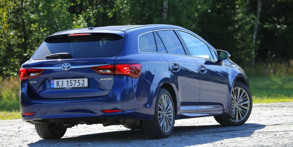 FORYNGELSE: Bak er det mindre som skiller den nye og den forrige utgaven av Toyota Avensis, men også her er lyktene spissere. FORYNGELSE: Bak er det mindre som skiller den nye og den forrige utgaven av Toyota Avensis, men også her er lyktene spissere.