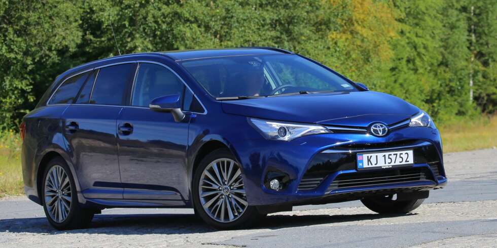 NY FRONT: Det er ingen forvekslingsfare mellom den nye og den forrige Toyota Avensis i fronten. Toyotas nye familiefjes er på plass, og det betyr kvassere vinkler på lykter og grill. NY FRONT: Det er ingen forvekslingsfare mellom den nye og den forrige Toyota Avensis i fronten. Toyotas nye familiefjes er på plass, og det betyr kvassere vinkler på lykter og grill.