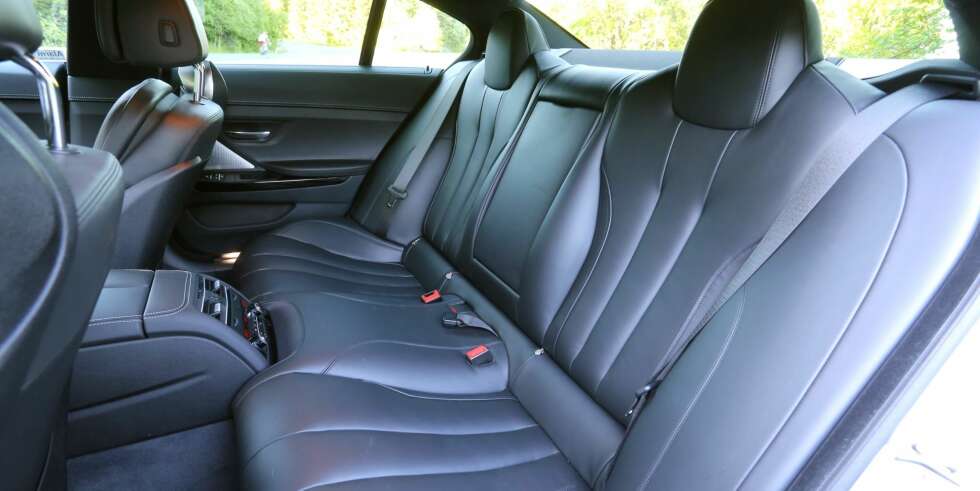 TA PLASS: Baksetekomforten i BMW 640i xDrive Gran Coupe er en langtursekspress verdig. TA PLASS: Baksetekomforten i BMW 640i xDrive Gran Coupe er en langtursekspress verdig.