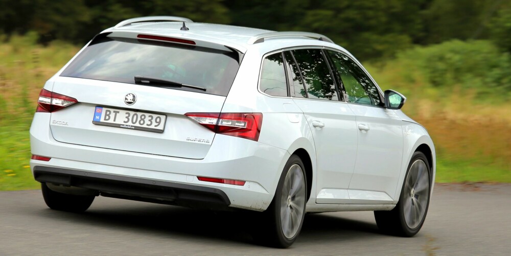 LETT: Skoda Superb med testbilens adaptive dempere kombinerer storbilkomfort med en lett kjørefølelse. Den har veldig godt grep i forhjulene, blant annet takket være en elektronisk differensial, men hekken kan gå bredt når vi simulerer en kritisk situasjon. LETT: Skoda Superb med testbilens adaptive dempere kombinerer storbilkomfort med en lett kjørefølelse. Den har veldig godt grep i forhjulene, blant annet takket være en elektronisk differensial, men hekken kan gå bredt når vi simulerer en kritisk situasjon.