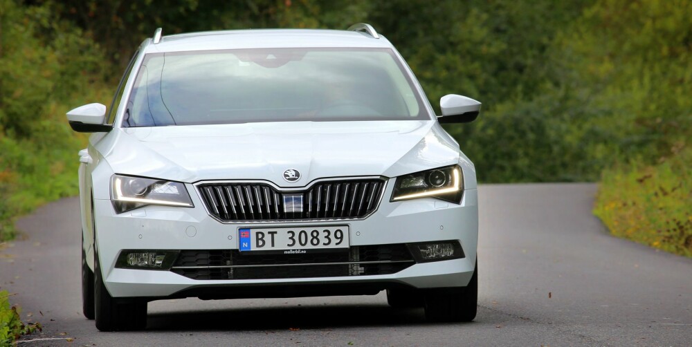 PENT: Vi synes fronten til Skoda Superb er penere enn den breiflabben til nært beslektede VW Passat. PENT: Vi synes fronten til Skoda Superb er penere enn den breiflabben til nært beslektede VW Passat.