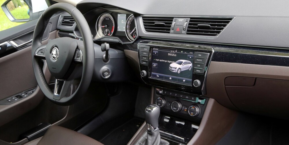 LIKT: Det er mange likheter mellom en Skoda Superb og en VW Passat. Instrumentene er i praksis like, og tingene er plassert på samme sted. LIKT: Det er mange likheter mellom en Skoda Superb og en VW Passat. Instrumentene er i praksis like, og tingene er plassert på samme sted.