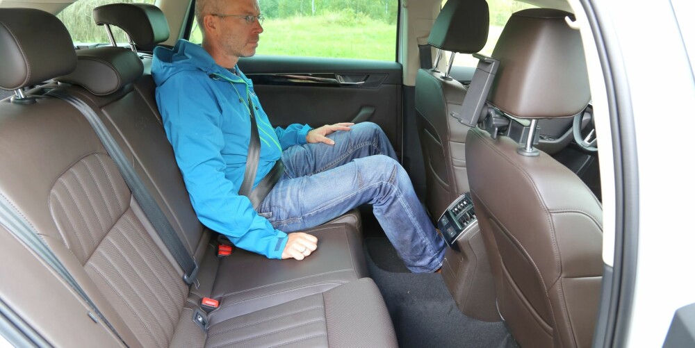 PLASS: Hvis du og dine venner er basketballspillere, er Skoda Superb et godt valg. Beinplassen er bedre enn i langversjoner av luksussedaner. Også småbarnsforeldre vil nyte godt av kupélengden - ingenting er mer plasskrevende enn bakovervendte barneseter. PLASS: Hvis du og dine venner er basketballspillere, er Skoda Superb et godt valg. Beinplassen er bedre enn i langversjoner av luksussedaner. Også småbarnsforeldre vil nyte godt av kupélengden - ingenting er mer plasskrevende enn bakovervendte barneseter.