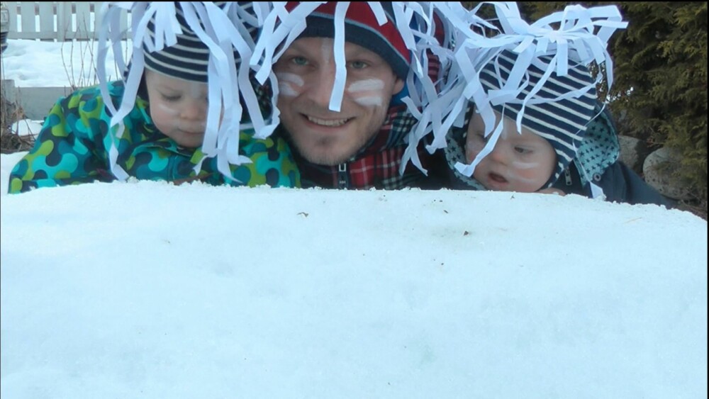 SNØBALLKRIG: Har du noen gang lurt på hva pappa bruker tiden til i permisjon? SNØBALLKRIG: Har du noen gang lurt på hva pappa bruker tiden til i permisjon?