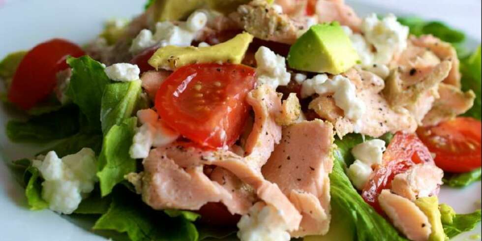 SUNN OG ENKEL SALAT: Med laks og avokado. SUNN OG ENKEL SALAT: Med laks og avokado.