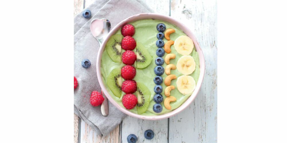 TJUKK OG DEILIG SMOOTHIE: Fyll opp blenderen med banan, avokado, kokosmelk, saft og spinat. TJUKK OG DEILIG SMOOTHIE: Fyll opp blenderen med banan, avokado, kokosmelk, saft og spinat.