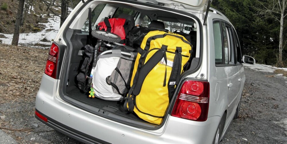 FORBAUSENDE ROMMELIG: VW Touran er bare 4,4 meter lang, men bagasjerommet er like stort som i temmelig store stasjonsvogner. FORBAUSENDE ROMMELIG: VW Touran er bare 4,4 meter lang, men bagasjerommet er like stort som i temmelig store stasjonsvogner.
