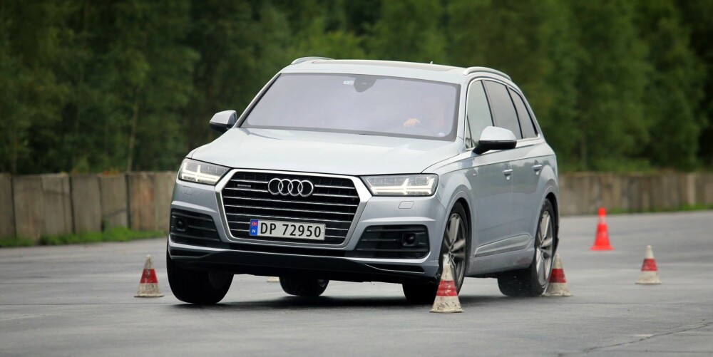 MERKER TYNGDEN: Audi Q7 3,0 TDI har litt å dra med seg gjennom elgtesten. Som andre store SUV-er kjennes den ikke spesielt sportslig. MERKER TYNGDEN: Audi Q7 3,0 TDI har litt å dra med seg gjennom elgtesten. Som andre store SUV-er kjennes den ikke spesielt sportslig.