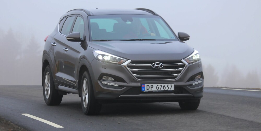 FETT GLIS: Hyundai Tucson stiller med grill i XXL-klassen. Veiegenskapene kaller ikke på smilet i like stor grad, men snill er den. FETT GLIS: Hyundai Tucson stiller med grill i XXL-klassen. Veiegenskapene kaller ikke på smilet i like stor grad, men snill er den.