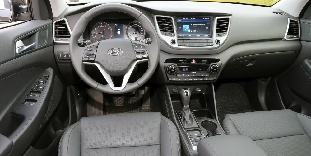 KJENT STIL: Hyundai Tucson legger ikke skjul på sitt asiatiske opphav i interiørdesignen. Det fungerer vel så bra som mye annet i SUV-klassen. KJENT STIL: Hyundai Tucson legger ikke skjul på sitt asiatiske opphav i interiørdesignen. Det fungerer vel så bra som mye annet i SUV-klassen.