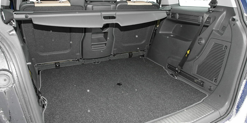 STORT: Opel Zafira har veldig god bagasjeplass som fem-seter. STORT: Opel Zafira har veldig god bagasjeplass som fem-seter.