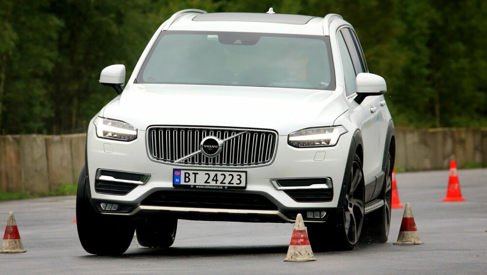 TUNGT: Store SUV-er trives dårlig i kjøreøvelsene våre. Her er Volvo XC90 i elgtesten (dobbel unnamanøver), der den tungt og motvillig endrer retning. Det er verdt å huske for XC90-eiere når snøen legger seg. TUNGT: Store SUV-er trives dårlig i kjøreøvelsene våre. Her er Volvo XC90 i elgtesten (dobbel unnamanøver), der den tungt og motvillig endrer retning. Det er verdt å huske for XC90-eiere når snøen legger seg.