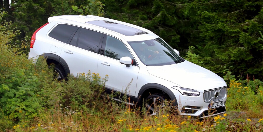 TØFFING: Med luftfjæring kan bakkeklaringen økes, og selv en riktig sjaber hyttevei bør ikke være noe problem. Men av legning hører Volvo XC90 først og fremst hjemme på asfalt. TØFFING: Med luftfjæring kan bakkeklaringen økes, og selv en riktig sjaber hyttevei bør ikke være noe problem. Men av legning hører Volvo XC90 først og fremst hjemme på asfalt.