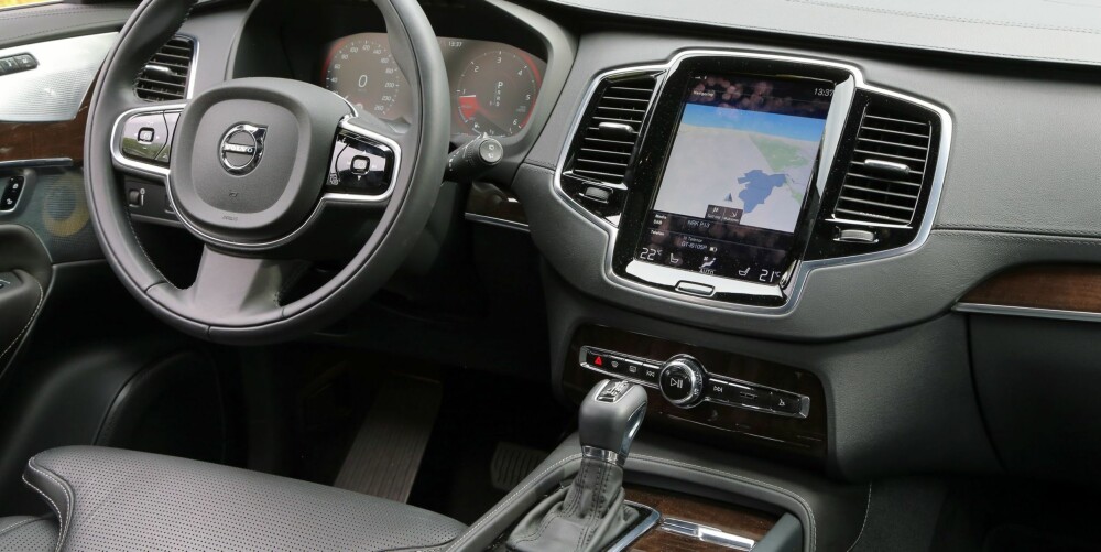 BRETT: XC90 har Volvos nye betjeningsløsning der en stor skjerm - tenk gjerne på den som et nettbrett - har tatt over for nesten alle knappene og tastene vi kjenner fra tidligere Volvo-modeller. Funksjonen du bruker ofte, er lette å finne, mens dypere funksjoner helst bør betjenes når bilen står i ro. BRETT: XC90 har Volvos nye betjeningsløsning der en stor skjerm - tenk gjerne på den som et nettbrett - har tatt over for nesten alle knappene og tastene vi kjenner fra tidligere Volvo-modeller. Funksjonen du bruker ofte, er lette å finne, mens dypere funksjoner helst bør betjenes når bilen står i ro.