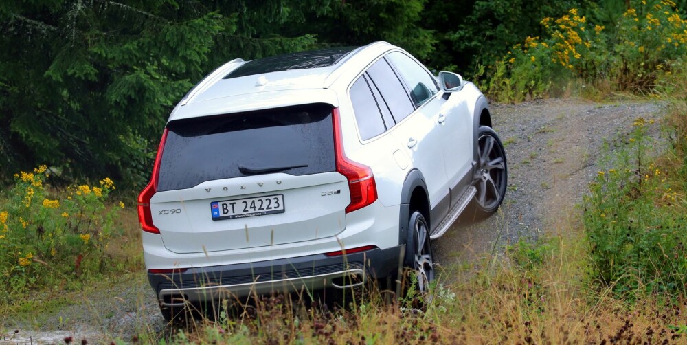 KJENNETEGN: Produksjonsutgaven av XC90 har langt mer konservative linjer enn bildene Volvo viste av konseptutgaver av bilen. De typiske Volvo-formene på baklyktene er beholdt, mens kjørelysene foran har T-form. Volvo kaller T-en "Tors hammer", for de er opptatt av å understreke hvor Volvo kommer fra. KJENNETEGN: Produksjonsutgaven av XC90 har langt mer konservative linjer enn bildene Volvo viste av konseptutgaver av bilen. De typiske Volvo-formene på baklyktene er beholdt, mens kjørelysene foran har T-form. Volvo kaller T-en "Tors hammer", for de er opptatt av å understreke hvor Volvo kommer fra.