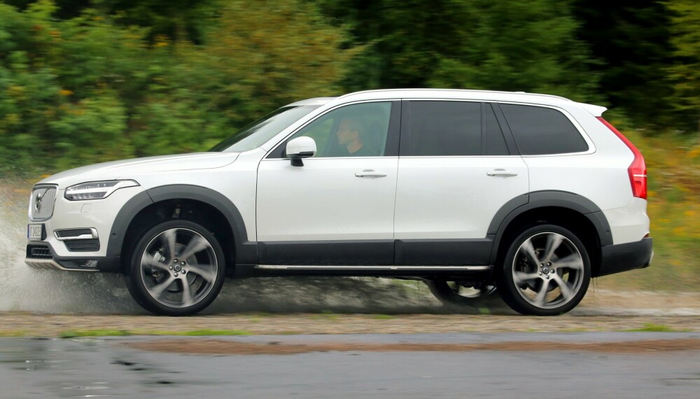 STOR SVENSKE: Du vil vises på veien i en Volvo XC90 - dette er en svær bil. Den er 495 cm lang, 193 cm bred og 173 cm høy, typiske mål for de store såkalte premium-SUV-ene. STOR SVENSKE: Du vil vises på veien i en Volvo XC90 - dette er en svær bil. Den er 495 cm lang, 193 cm bred og 173 cm høy, typiske mål for de store såkalte premium-SUV-ene.
