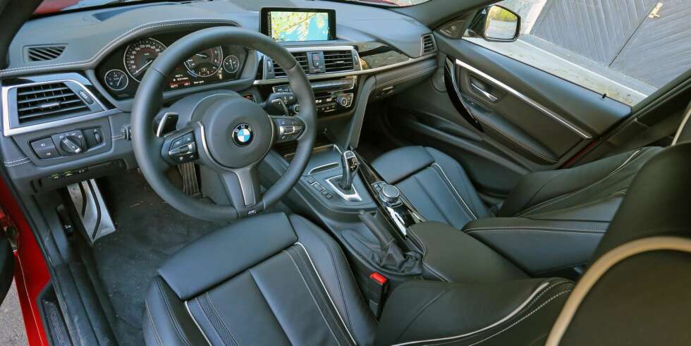 STILRENT: BMW 3-serie har en nøktern, svært førerorientert tilnærming til dashborddesign. Og sportssetene er noe du absolutt skal spandere på deg. STILRENT: BMW 3-serie har en nøktern, svært førerorientert tilnærming til dashborddesign. Og sportssetene er noe du absolutt skal spandere på deg.