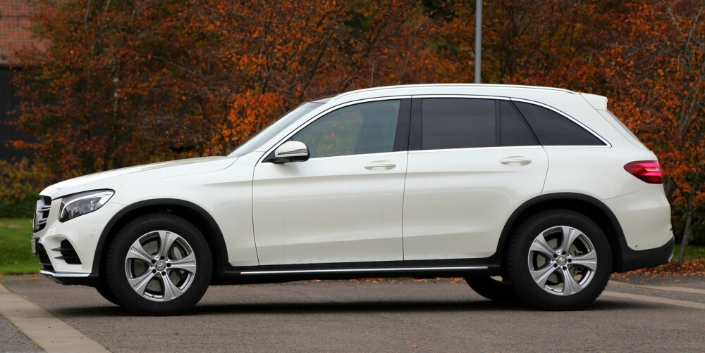 LUFT-LØFT: Mercedes GLC er eneste SUV i denne størrelsesklassen som kan fås med luftfjæring. Med den kan du endre bakkeklaringen fra 18 til 23 cm. Luftfjæringen gir også duvende deilig komfort. LUFT-LØFT: Mercedes GLC er eneste SUV i denne størrelsesklassen som kan fås med luftfjæring. Med den kan du endre bakkeklaringen fra 18 til 23 cm. Luftfjæringen gir også duvende deilig komfort.