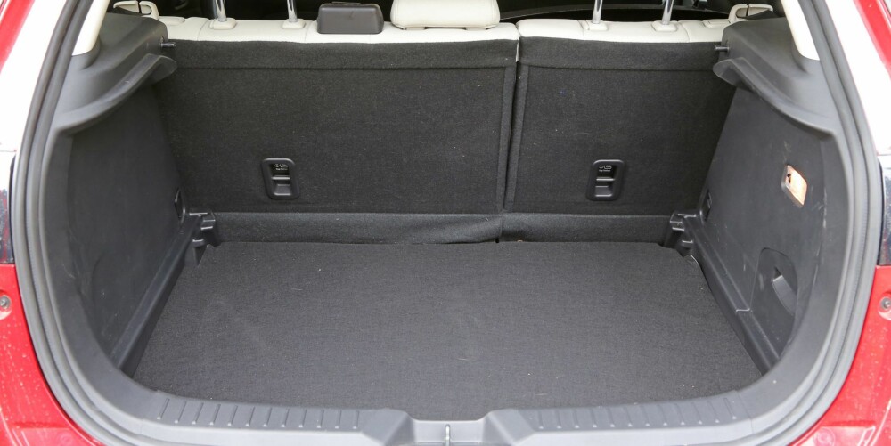LITE: Med snaut 300 liter volum, er bagasjerommet et av tegnene på at Mazda CX-3 stammer fra en småbil. LITE: Med snaut 300 liter volum, er bagasjerommet et av tegnene på at Mazda CX-3 stammer fra en småbil.