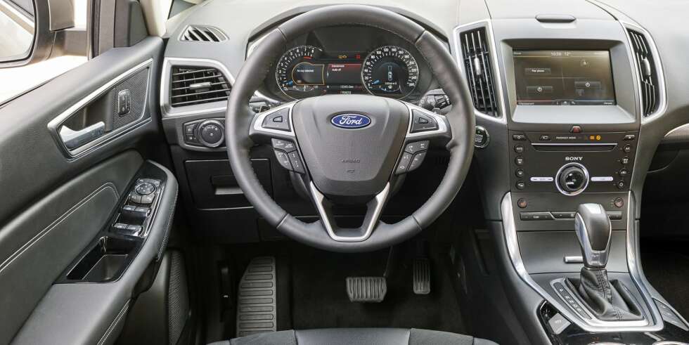 HALVHØY: Sitteposisjonen er nærmere SUV enn stasjonsvogn i Ford S-Max. På dashbordskjermen er funksjonene man bruker oftest samlet. HALVHØY: Sitteposisjonen er nærmere SUV enn stasjonsvogn i Ford S-Max. På dashbordskjermen er funksjonene man bruker oftest samlet.