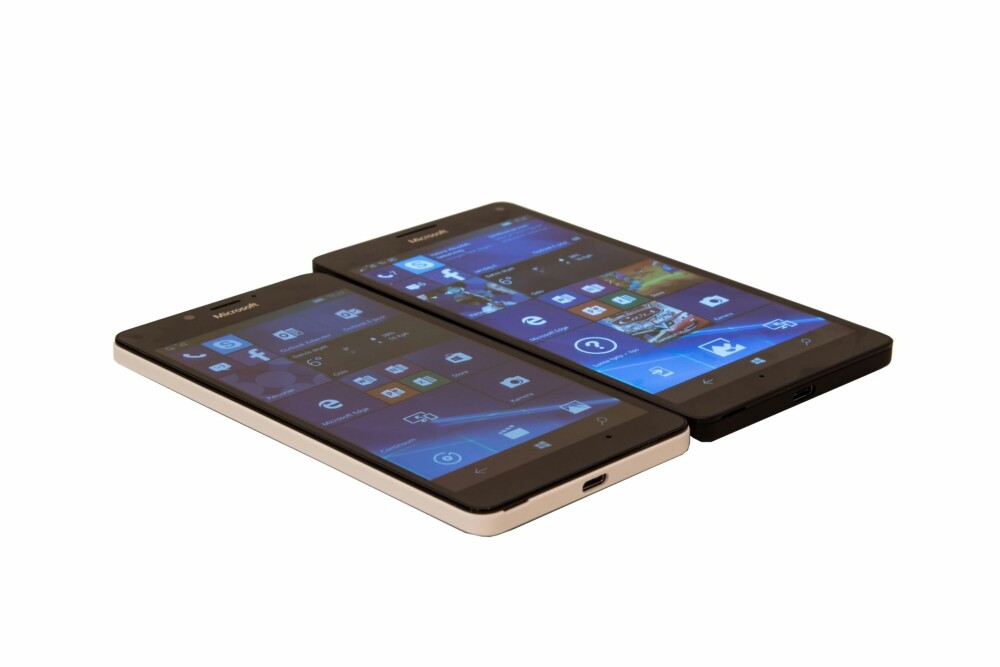 2 x LUMIA 950: Lumia 950 XL og Lumia 950 (t.v) er de to første mobilene fra Microsoft som har Windows 10, Windows Hello og som støtter Windows Continuum. 2 x LUMIA 950: Lumia 950 XL og Lumia 950 (t.v) er de to første mobilene fra Microsoft som har Windows 10, Windows Hello og som støtter Windows Continuum.