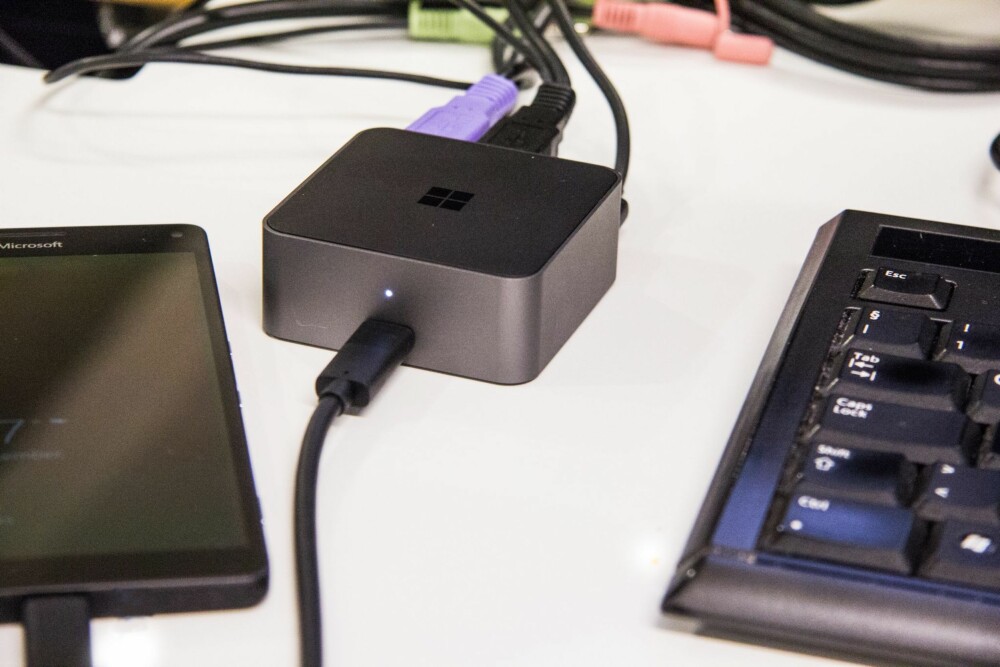 DOKKINGSSTASJON: Microsoft Display Dock er forbindelsen mellom mobilen og ekstern skjerm, tastatur og mus. DOKKINGSSTASJON: Microsoft Display Dock er forbindelsen mellom mobilen og ekstern skjerm, tastatur og mus.