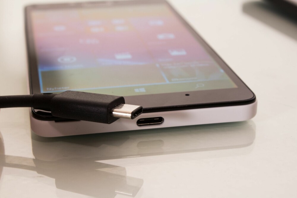 USB-C: Lumia 950 XL og Lumia 950 er blant de aller første mobilene som tar i bruk den nye USB-C-pluggen. USB-C: Lumia 950 XL og Lumia 950 er blant de aller første mobilene som tar i bruk den nye USB-C-pluggen.