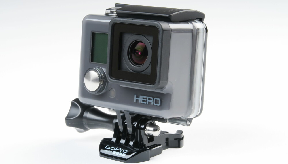 VANNTETT: Ved første øyekast kan det se ut som GoPro Hero kommer i ett undervannshus. Det er feil, selve kamerakroppen er et undervannshus. Det er praktisk med tanke på at kameraet alltid er vanntett, men en ulempe i og med at det gjør kamerakroppen litt større. VANNTETT: Ved første øyekast kan det se ut som GoPro Hero kommer i ett undervannshus. Det er feil, selve kamerakroppen er et undervannshus. Det er praktisk med tanke på at kameraet alltid er vanntett, men en ulempe i og med at det gjør kamerakroppen litt større.