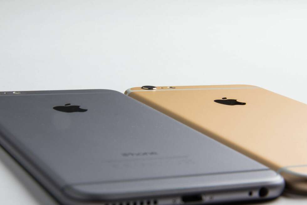 IDENTISKE: iPhone 6s er primært en oppgradering på innsiden av mobilen. På utsiden er den mer eller mindre identisk med iPhone 6. IDENTISKE: iPhone 6s er primært en oppgradering på innsiden av mobilen. På utsiden er den mer eller mindre identisk med iPhone 6.