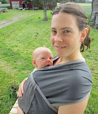 Mamma Veronika må være kreativt i flere bæremåter når minsten vil være med på alt. Foto: privat Mamma Veronika må være kreativt i flere bæremåter når minsten vil være med på alt. Foto: privat