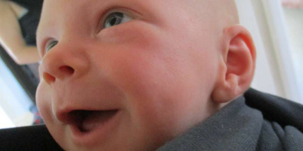 Lille Ole elsker å bæres, og få være med på alt foreldrene gjør. Foto: Privat Lille Ole elsker å bæres, og få være med på alt foreldrene gjør. Foto: Privat
