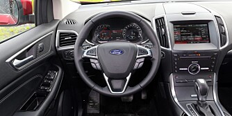 MYE LIKT: Førerplassen i Edge er veldig lik som i S-Max eller Mondeo. De tre Fordene deler plattform, og du kan kjenne slektskapet. MYE LIKT: Førerplassen i Edge er veldig lik som i S-Max eller Mondeo. De tre Fordene deler plattform, og du kan kjenne slektskapet.