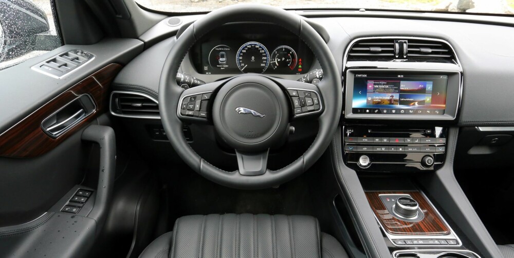 IKKE PREMIUM NOK: Interiøret virker litt for lite gjennomført i forhold til prisen. I nedre del av dørene og midtkonsollen har Jaguar brukt lavprisplast. Skjermen er stor og på norsk. Det er bra. IKKE PREMIUM NOK: Interiøret virker litt for lite gjennomført i forhold til prisen. I nedre del av dørene og midtkonsollen har Jaguar brukt lavprisplast. Skjermen er stor og på norsk. Det er bra.