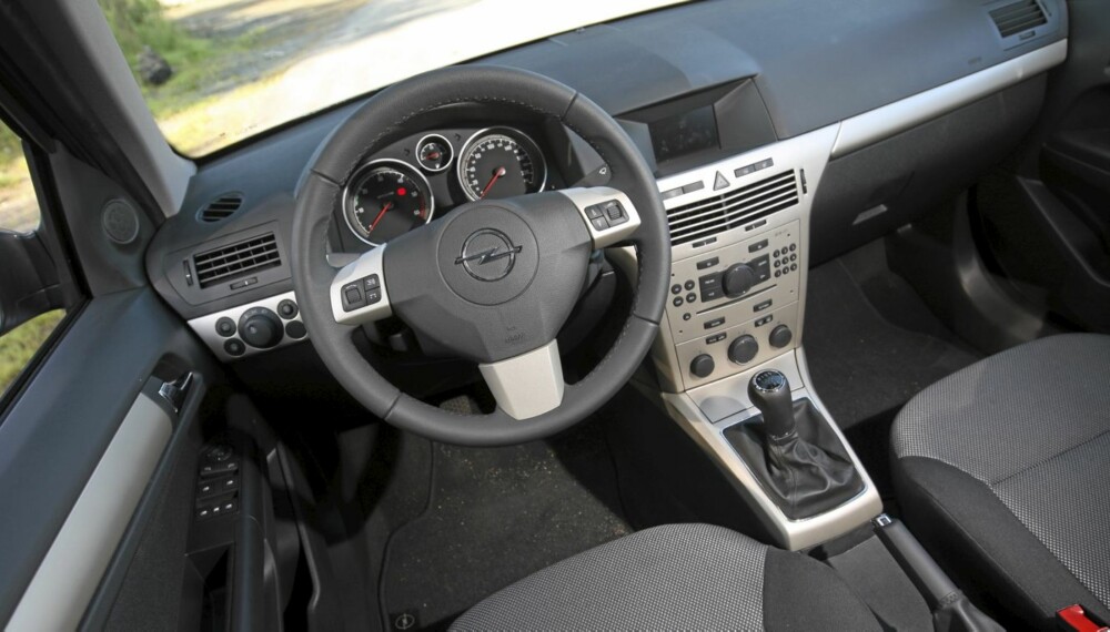 BILLIG: Interiøret virker en god del billigere enn konkurrenter som Ford Focus og Volkswagen Golf. BILLIG: Interiøret virker en god del billigere enn konkurrenter som Ford Focus og Volkswagen Golf.