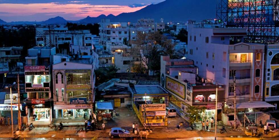 SERVICEBYEN: Tirupathi er en slags serviceby til Tirumala og ligger ved foten av dens fjell. SERVICEBYEN: Tirupathi er en slags serviceby til Tirumala og ligger ved foten av dens fjell.