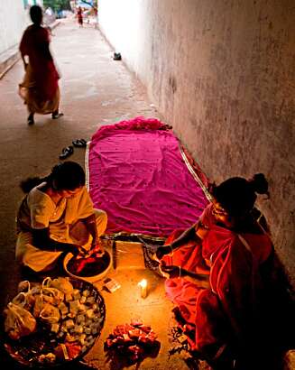 LEVER UNDER BROEN: Disser damene og deres familie skal bo under broen opp mot Tirumala noen uker for å samkle litt penger. LEVER UNDER BROEN: Disser damene og deres familie skal bo under broen opp mot Tirumala noen uker for å samkle litt penger.