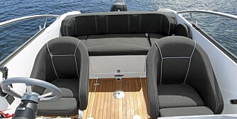 COCKPIT: Tradisjonell utforming bak vindskjermen sørger for gode plassforhold. COCKPIT: Tradisjonell utforming bak vindskjermen sørger for gode plassforhold.