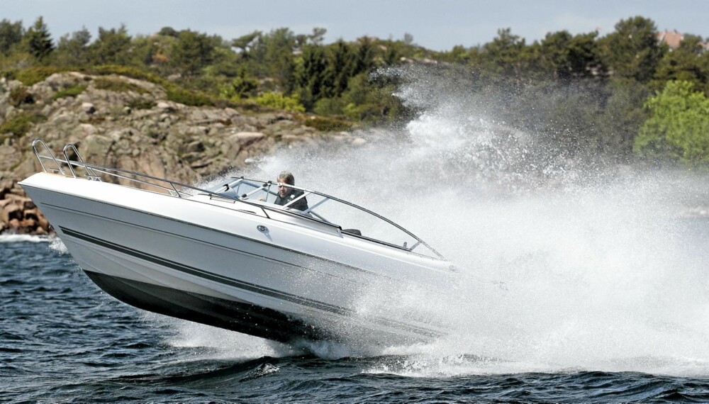 TØFFING: Den nye Ibiza 22 Bow Rider takler røffe forhold uten å klage. TØFFING: Den nye Ibiza 22 Bow Rider takler røffe forhold uten å klage.