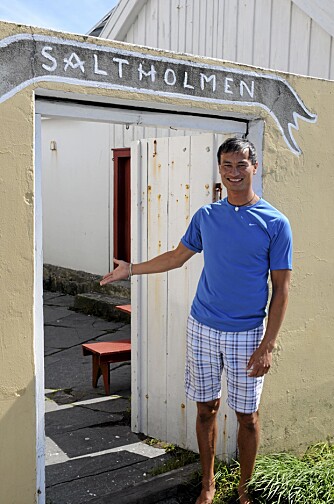 KUNST: Fyrvert Johannes Valleverd forteller at de har mange som kommer innom for å se hva de har hengt opp på veggene. KUNST: Fyrvert Johannes Valleverd forteller at de har mange som kommer innom for å se hva de har hengt opp på veggene.
