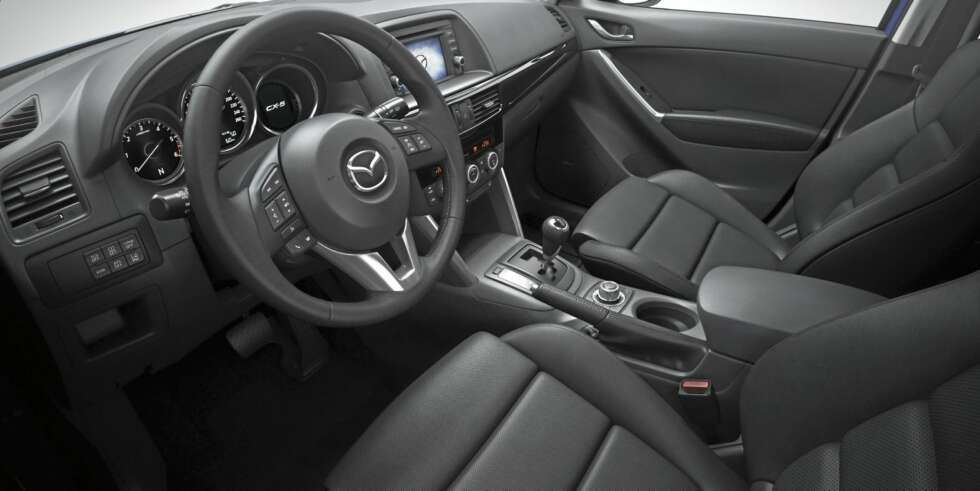 INTERIØR: En smakebit innvendig fra Mazda CX-5. Det er plass til en stor skjerm i dashbordet, slik normen er blitt for nye biler i dag. FOTO: Mazda INTERIØR: En smakebit innvendig fra Mazda CX-5. Det er plass til en stor skjerm i dashbordet, slik normen er blitt for nye biler i dag. FOTO: Mazda