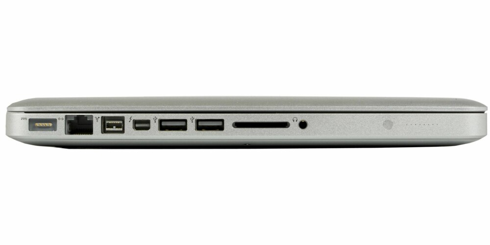 TRANGT: De fleste av portene har små plugger og gjør ikke noe at sitter litt tett, men når det kommer til USB-portene kunne vi foretrukket at de hadde litt mer plass mellom seg. TRANGT: De fleste av portene har små plugger og gjør ikke noe at sitter litt tett, men når det kommer til USB-portene kunne vi foretrukket at de hadde litt mer plass mellom seg.