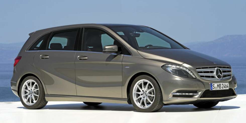 NY: Mercedes-Benz B-Klasse er er blitt både lengre og bredere, men også lavere, enn forgjengeren. FOTO: Mercedes-Benz NY: Mercedes-Benz B-Klasse er er blitt både lengre og bredere, men også lavere, enn forgjengeren. FOTO: Mercedes-Benz