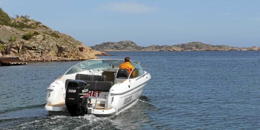 HVASS MOTOR: Med Suzukis 300 hk gjør Ibiza 25 Touring 50 knop og går spesielt stille ved langsom kjøring. HVASS MOTOR: Med Suzukis 300 hk gjør Ibiza 25 Touring 50 knop og går spesielt stille ved langsom kjøring.