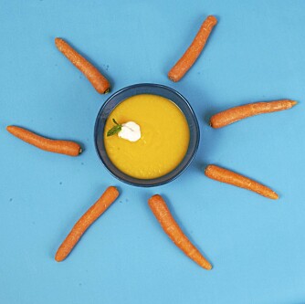 SOLSUPPE MED GULRØTTER: Suppe er supert: fordi du bevarer alle næringsstoffene. Lar du barna kutte grønnsakene selv, synes de det smaker ekstra godt. Gulrotsuppe er en god begynnelse, den smaker søtt og godt. SOLSUPPE MED GULRØTTER: Suppe er supert: fordi du bevarer alle næringsstoffene. Lar du barna kutte grønnsakene selv, synes de det smaker ekstra godt. Gulrotsuppe er en god begynnelse, den smaker søtt og godt.