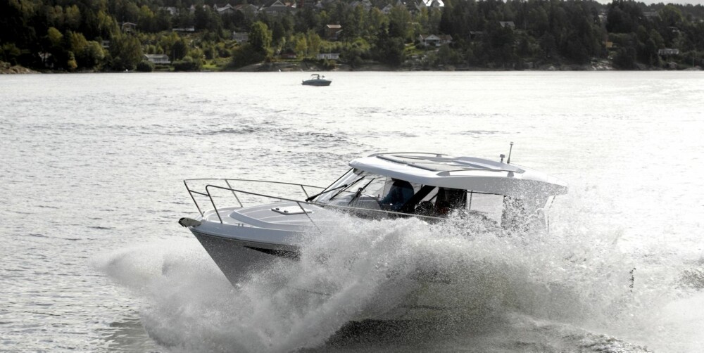 PLASS: Å kalle Antares 8.80 styrhyttebåt er litt feil, den stiller mer i liten ¿cabincruiser¿-klassen. Plassen innvendig er meget godt utnyttet og har med sine to gode dobbeltsenger langtur-alibiet i orden. PLASS: Å kalle Antares 8.80 styrhyttebåt er litt feil, den stiller mer i liten ¿cabincruiser¿-klassen. Plassen innvendig er meget godt utnyttet og har med sine to gode dobbeltsenger langtur-alibiet i orden.