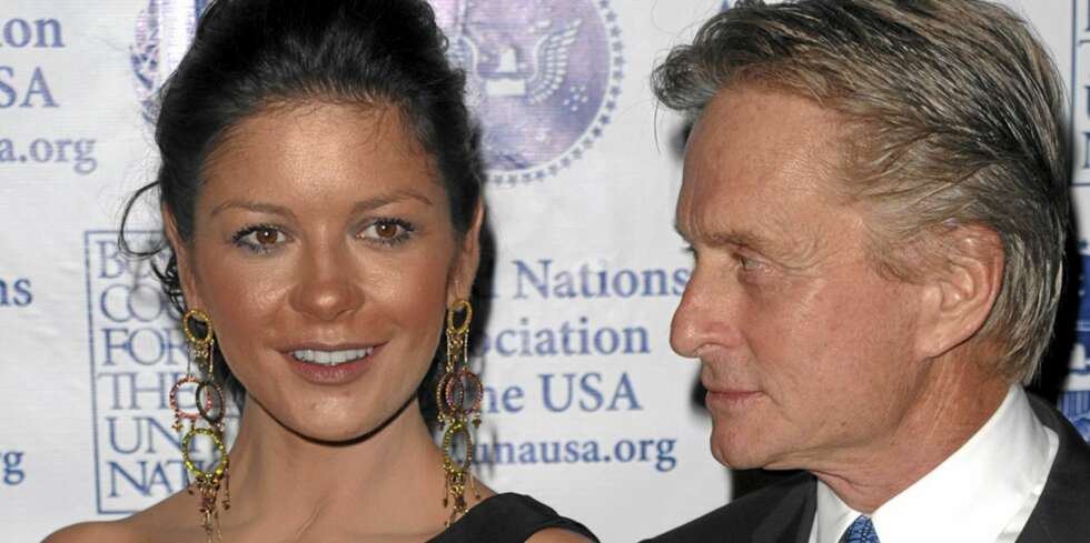 IKKE BRUK FOR MYE: Til og med Michael Douglas ser misfornøyd ut med solpudderet til Catherine Zeta-Jones. IKKE BRUK FOR MYE: Til og med Michael Douglas ser misfornøyd ut med solpudderet til Catherine Zeta-Jones.
