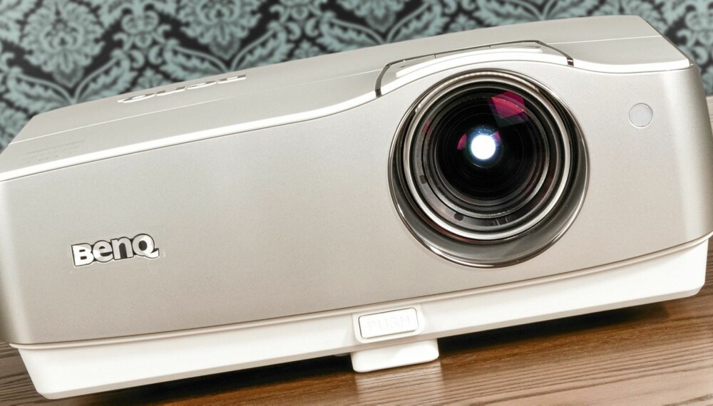 LITEN: BenQ W1100 er liten nok til å kunne gjemmes i en bokhylle når den ikke er i bruk - om du ikke velger å skru den i taket. LITEN: BenQ W1100 er liten nok til å kunne gjemmes i en bokhylle når den ikke er i bruk - om du ikke velger å skru den i taket.