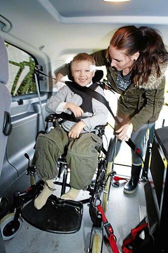 EN SKOLEDAG ER OVER: Mamma hjelper Magnus inn i bilen. EN SKOLEDAG ER OVER: Mamma hjelper Magnus inn i bilen.